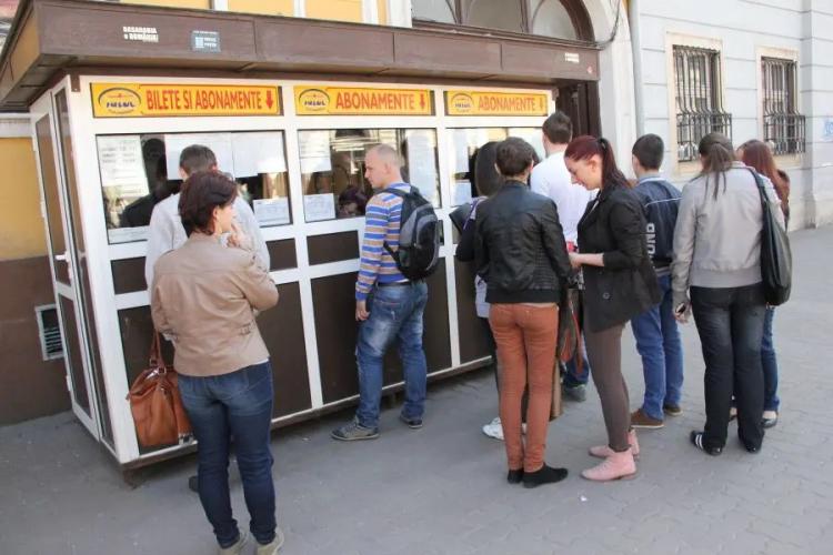 Studenții și elevii din Cluj-Napoca așteaptă cu orele eliberarea unui abonament. Care este explicația