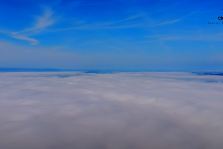 Deasupra ceții care învăluie Clujul dimineața! Imagini superbe cu cerul și ”pătura” de nori - VIDEO din dronă