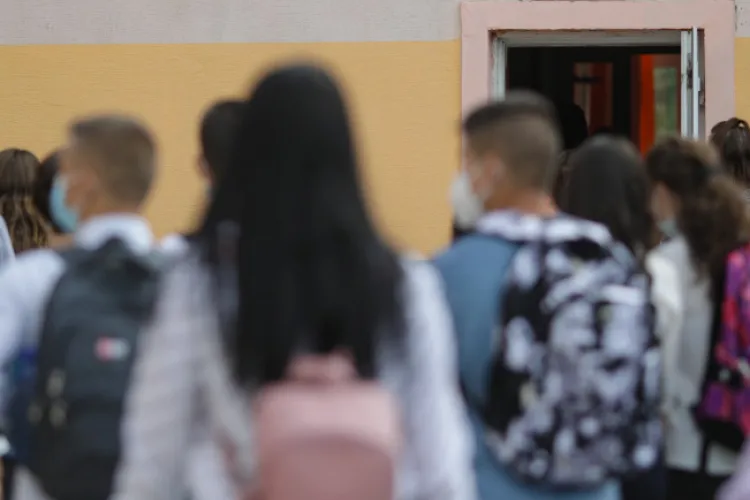 Profesor de religie, acuzat că le-a spus elevelor de la clasă că femeile „merită să fie violate dacă se îmbracă indecent”