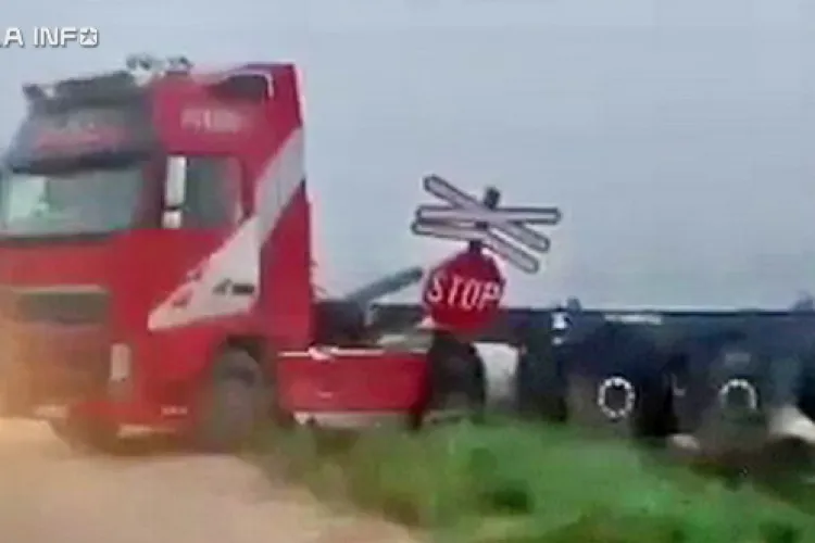 TIR lovit de un tren la Fundătura, lângă Gherla. A ieșit prăpăd - VIDEO