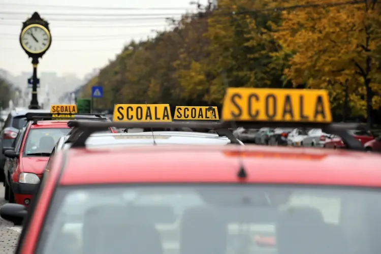 Fraudă URIAȘĂ la proba teoretică a examenului auto! S-a copiat în grup cu o cameră ascunsă