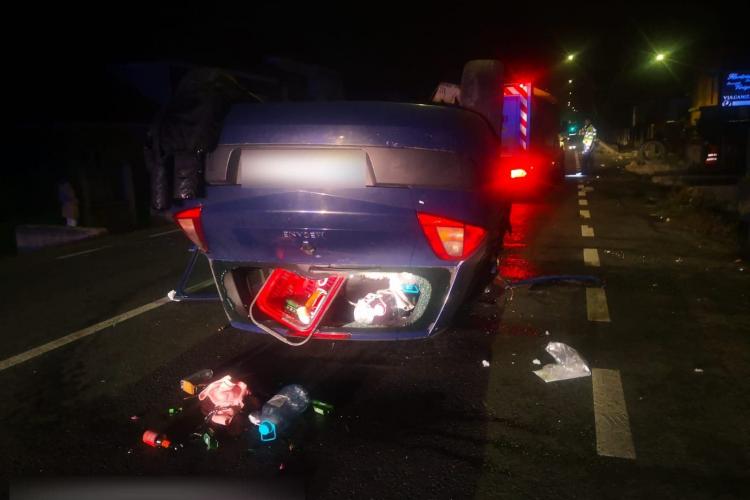 FOTO/VIDEO. Accident grav în Baciu! O tânără șoferiță s-a răsturnat cu mașina, după ce a intrat într-un cap de pod