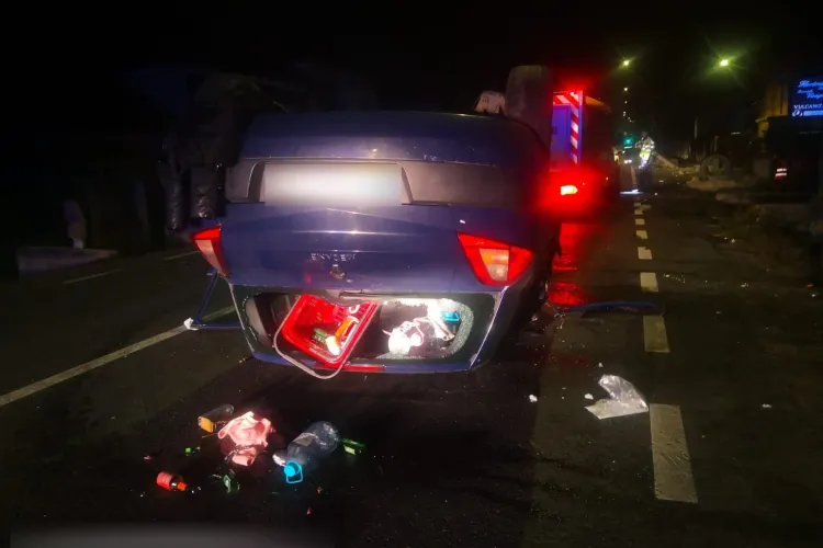 FOTO/VIDEO. Accident grav în Baciu! O tânără șoferiță s-a răsturnat cu mașina, după ce a intrat într-un cap de pod