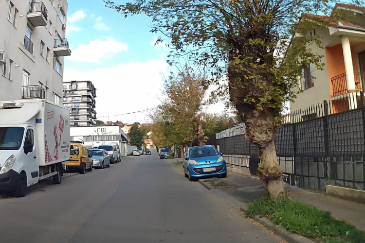 FOTO - Clujean, indignat de dezinteresul autorităților față de mașinile parcate pe trotuar: „Frumos mod de a prioritiza pietonii”