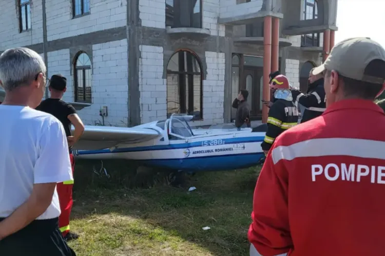 FOTO - Un planor, pilotat de o fată de 17 ani, aflată la primul zbor, s-a prăbușit într-o curte din Craiova 