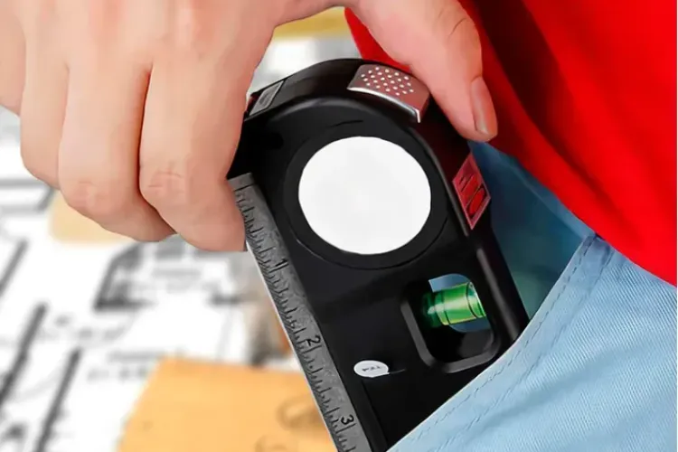 FOTO - Tânăr îmbrăcat în straie preoțești, prins după ce a furat o ruletă cu laser din Leroy Merlin