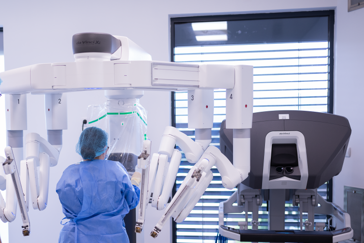 Robotul da Vinci, cel mai avansat robot chirurgical din lume a ajuns la Spitalul Medicover Cluj
