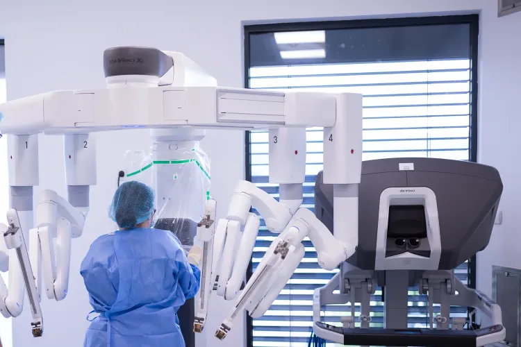 Robotul da Vinci, cel mai avansat robot chirurgical din lume a ajuns la Spitalul Medicover Cluj