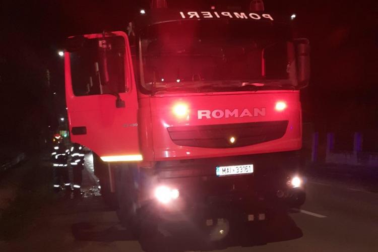Casă cuprinsă de flăcări în comuna Mihai Viteazu. Un bărbat a fost transportat la spital în urma arsurilor suferite