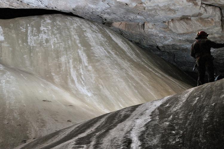 Singurul gheţar subteran din Munţii Vlădeasa este pe cale de dispariţie! Cea mai veche urmă umană din România a fost găsită aici