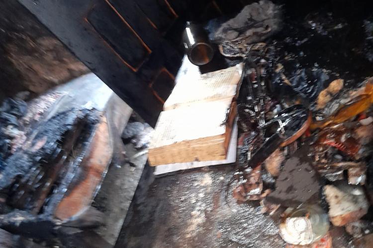 VIDEO - O biblie, singurul obiect rămas intact, după un incendiu care a mistuit o locuință. Pompier: „Auzisem de această minune”