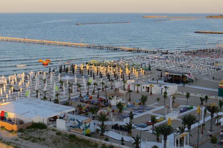 Distrug de tot litoralul românesc? Beach-barurile sunt interzise pe porţiunile noi de plajă