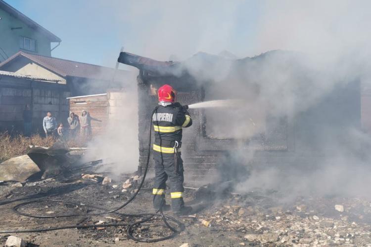 FOTO. O locuință de pe strada Platanilor a ars ca o torță. Pompierii au stabilit cauza incendiului