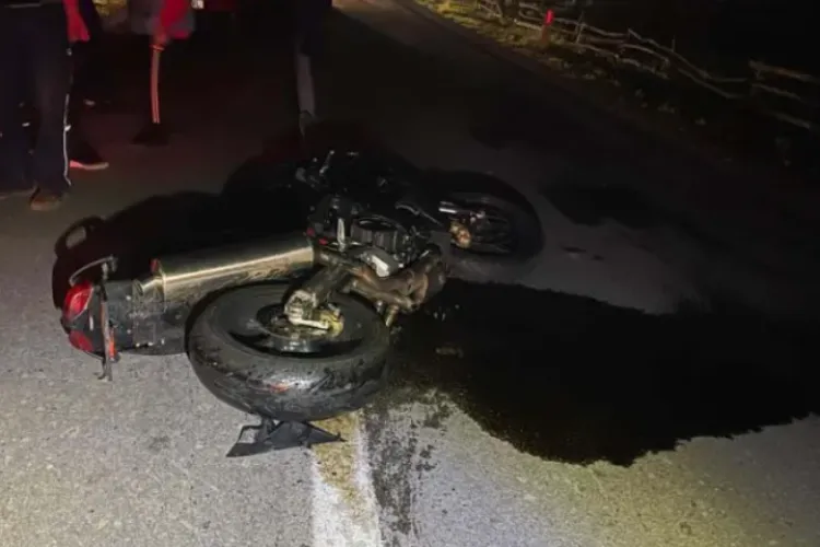 FOTO - Un motociclist de 17 ani și-a pierdut viața, după ce s-a izbit violent de două mașini care circulau pe contrasens