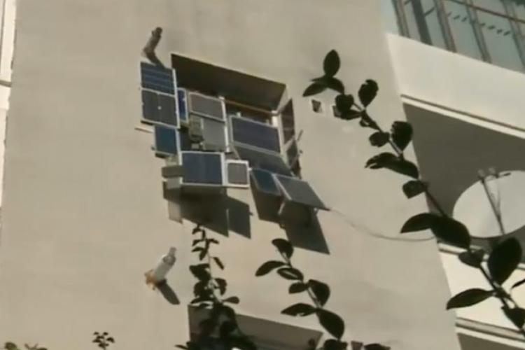 Un clujean și-a montat panouri solare la geamul apartamentului. Cât de legal este totul