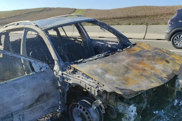 FOTO. Mașină cuprinsă de flăcări între localitățile Copăceni și Tureni. A luat foc în mers! 