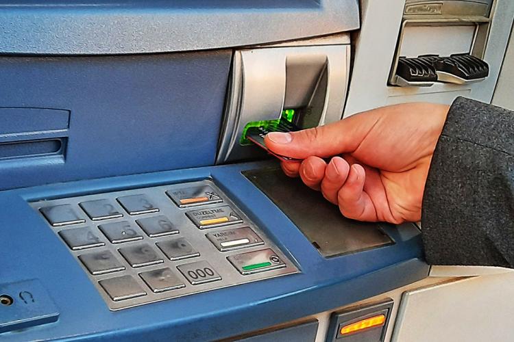 „Bani gratis” la un bancomat: Oamenii au stat la coadă pentru a primi dublu față de cât cereau 