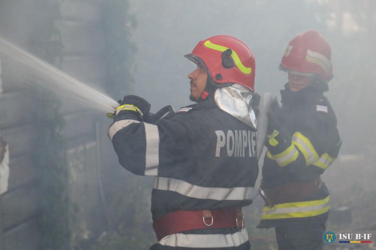 Incendiu in Floresti, pe Eroilor. A ars o casa dintr-un triplex