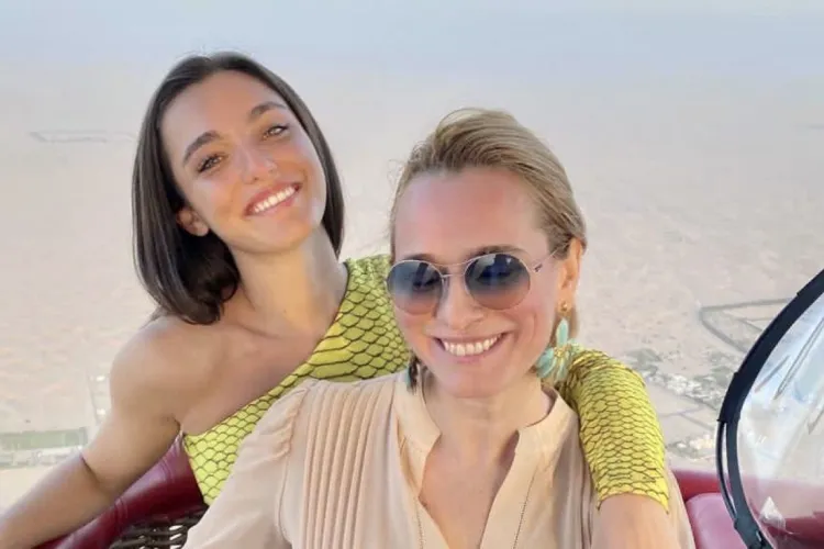 Fiica Andreei Esca, întrebată cât câștigă mama ei. Tânăra a dat un răspuns de fată educată