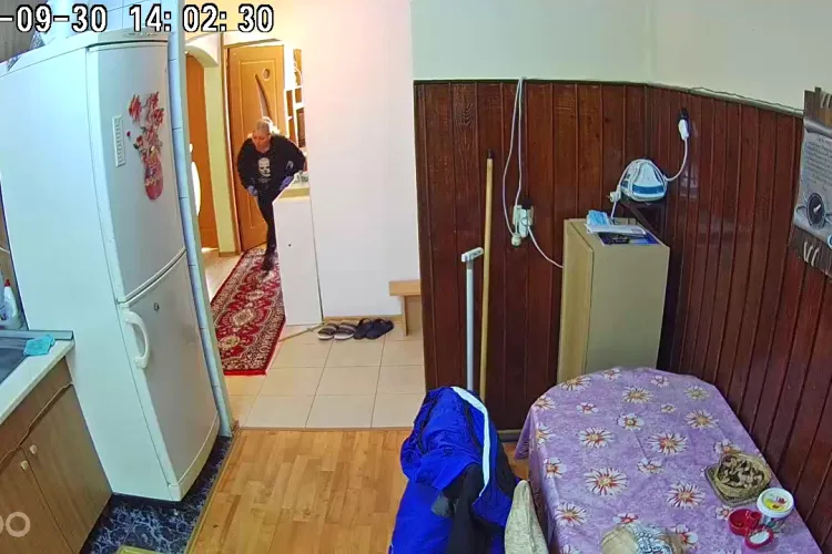 VIDEO: Falși angajați de la gaz, filmați când furau banii din casa unui bătrân din Cluj-Napoca
