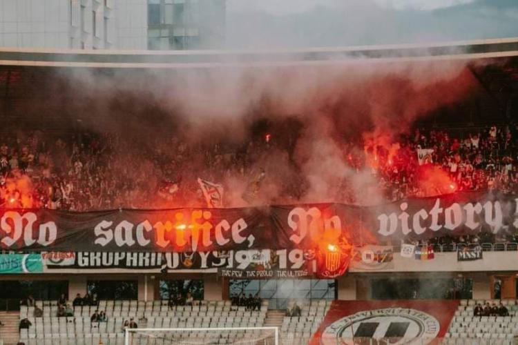 FOTO. Suporterii Universității au capturat steagurile ultrașilor de la CFR, înainte de derby-ul Clujului