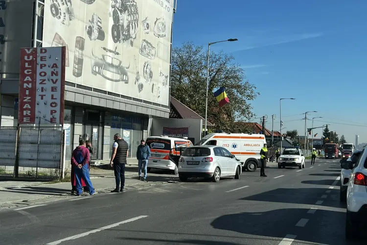 Accident în Florești, între un autoturism și o ambulanță - FOTO