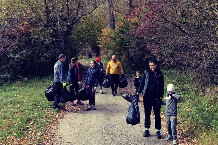 70 de voluntari au adunat gunoaie la Cheile Turzii - FOTO
