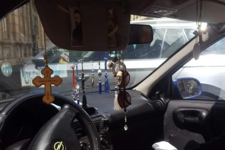 Amenzi usturătoare pentru șoferii care își decorează cu iconițe și cruci parbrizul mașinii