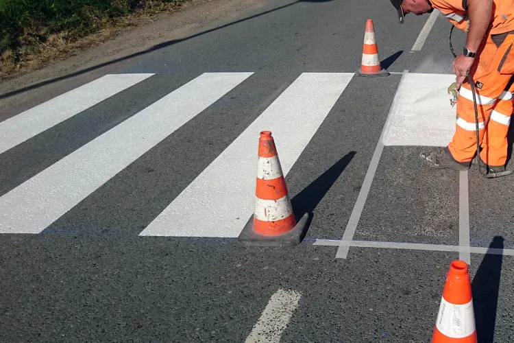 Un bărbat s-a ales cu dosar penal, după ce și-a făcut singur o trecere de pietoni în fața casei