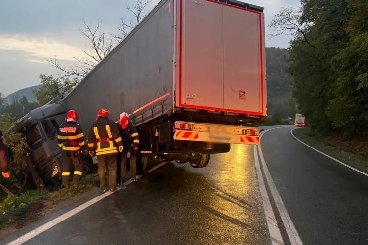 Un TIR a ieșit de pe drum la Morlaca - FOTO