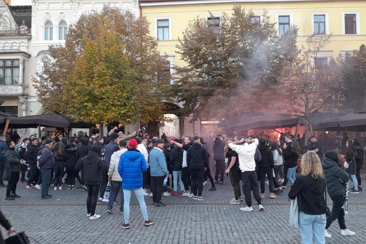 Suporterii U Cluj au încins atmosfera înainte de meciul U Cluj - CFR Cluj. I-au dedicat lui Paszkany eternul cântec - VIDEO