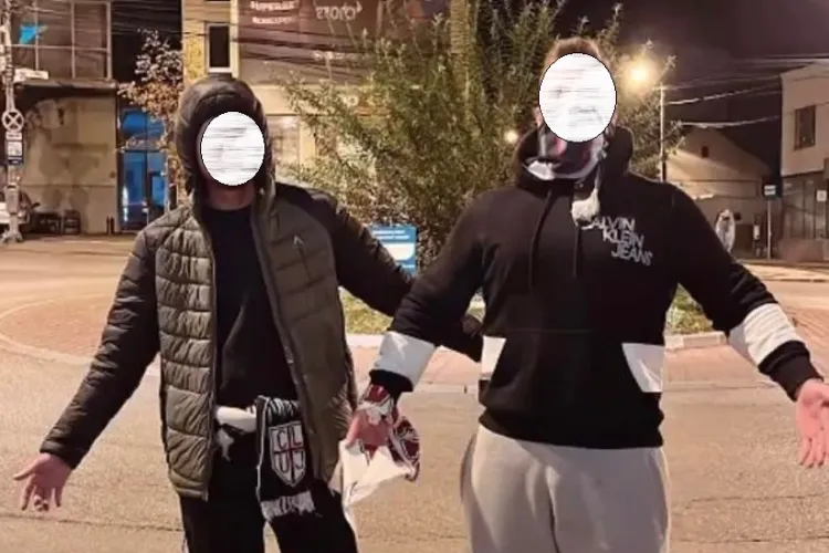 Doi suporteri U Cluj au urcat în Gruia să îi caute pe cei de la CFR: Unde sunteți? Am venit la voi acasă! - VIDEO