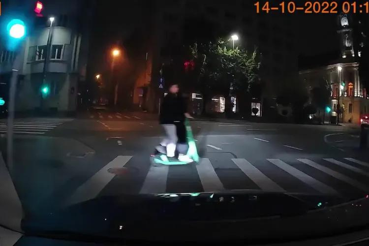 Cluj: Trotinetist filmat în timp ce ”zbura” haotic pe trecerea de pietoni - VIDEO