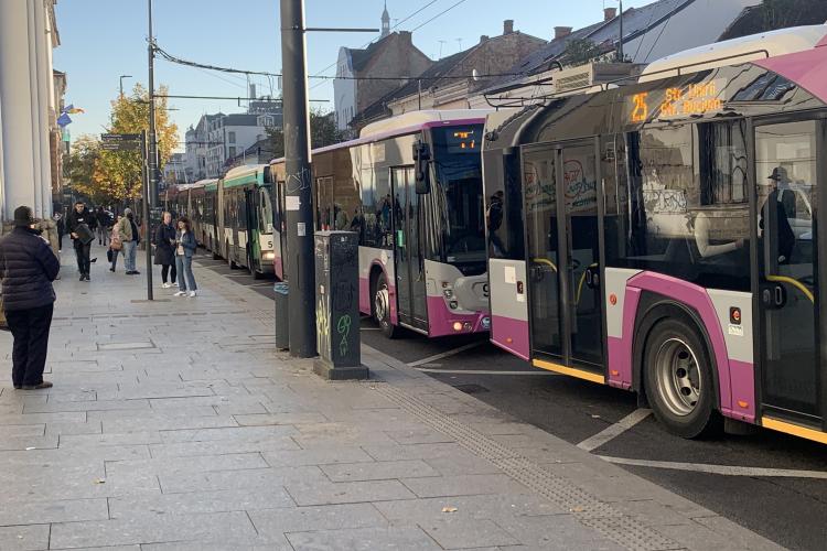 Blocaj total în centrul Clujului, pe banda dedicată pentru transportul în comun - FOTO