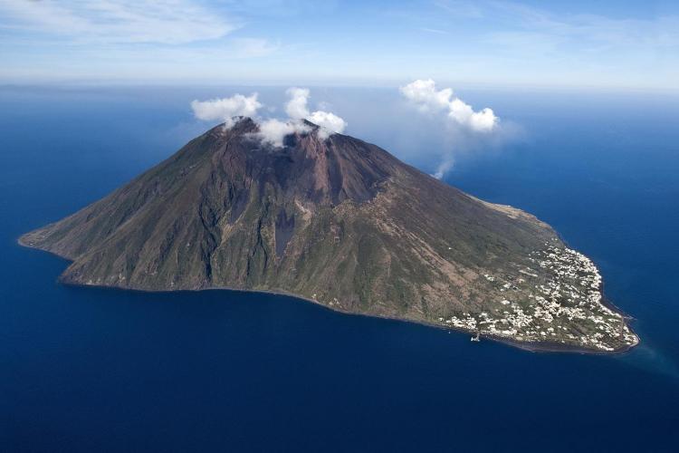 VIDEO - Imagini cu erupția vulcanului Stromboli din Italia. A fost emisă o alertă portocalie de mișcări seismice
