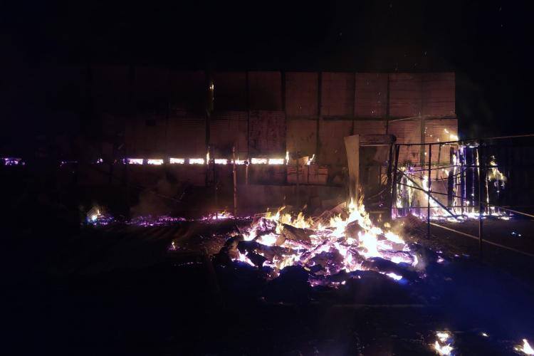 VIDEO. Incendiu în Luna de Sus. Trei autospeciale au intervenit la fața locului