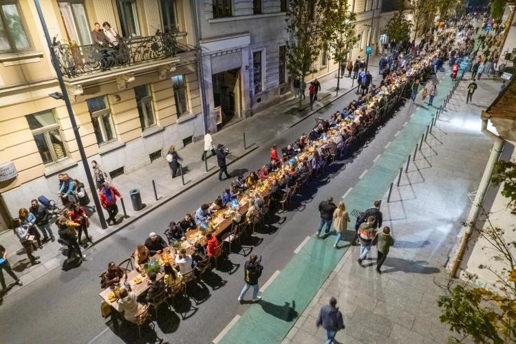 Cină pe stradă la Cluj. Pe Napoca a fost întinsă o masă pe mijlocul drumului - FOTO