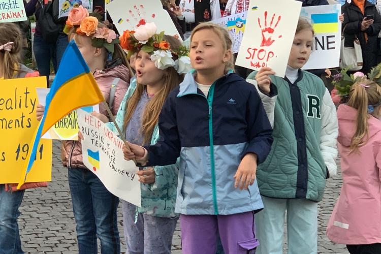 Miting de susținere a Ucrainei la Cluj-Napoca. Au participat mame și copii refugiați la Cluj - VIDEO