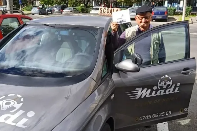 FOTO - Un bărbat a obținut permisul de conducere la 72 de ani: „Orice e posibil dacă îți dorești cu adevărat”