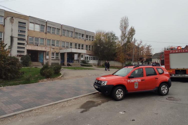 Incendiu la Spitalul Municipal Turda: Pompierii au găsit mai multe încăperi inundate de fum. O femeie cu arsuri, transportată la spital! 