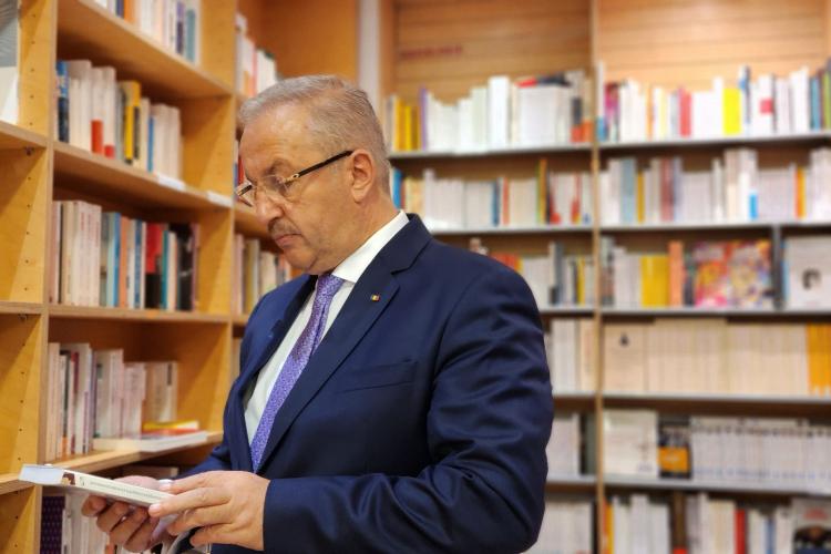 Ministrul Apărării, clujeanul Vasile Dîncu, într-o librărie: „Aici nu se aude vocea idioţilor, a sta aici este o adevărată terapie”