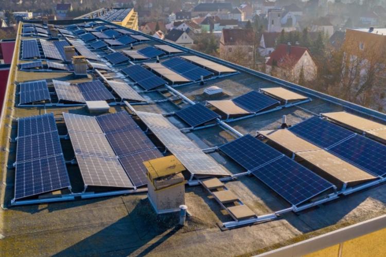 Clujul va monta panouri solare pe 6000 de mp pentru a face căldură. Subvenția la Termoficare e de 10 milioane de euro