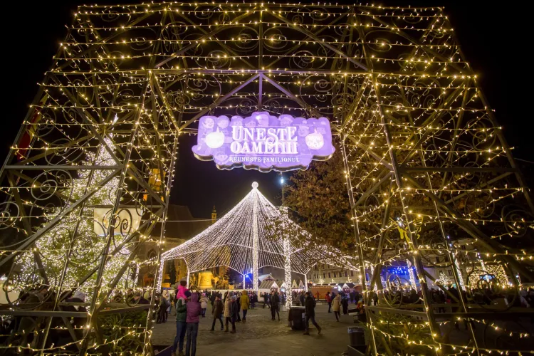Se instalează iluminatul festiv pe străzile din Cluj-Napoca. Primăria cheltuie suma de 1,2 milioane de lei pe decorațiunile de Crăciun