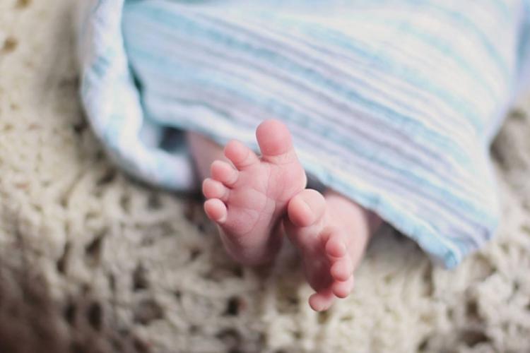 Un bebeluş de doar 2 luni a ajuns la spital cu o foarfecă înfiptă în cap. Mama spune că de vină este cealaltă fiică în vârstă de un an 