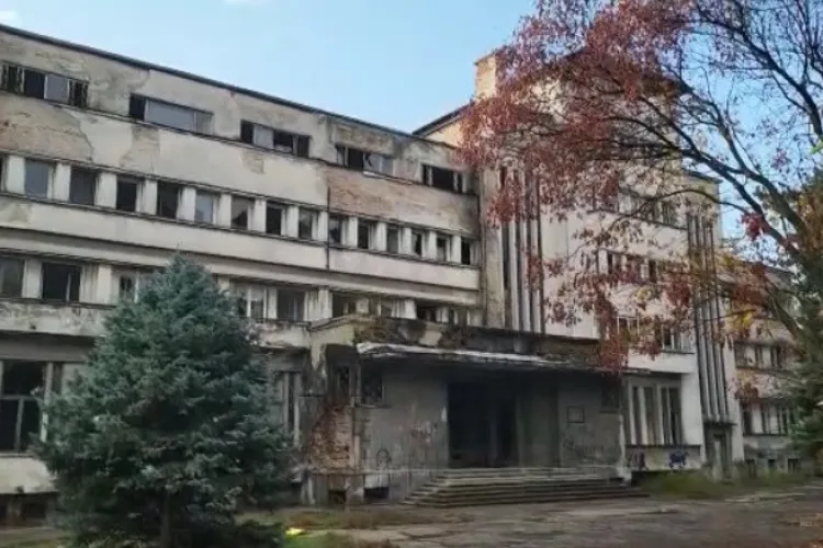 Un băiat de 13 ani, fiu de preot, a murit după ce s-a aruncat de pe o clădire abandonată. Băiatul ar fi suferit din dragoste