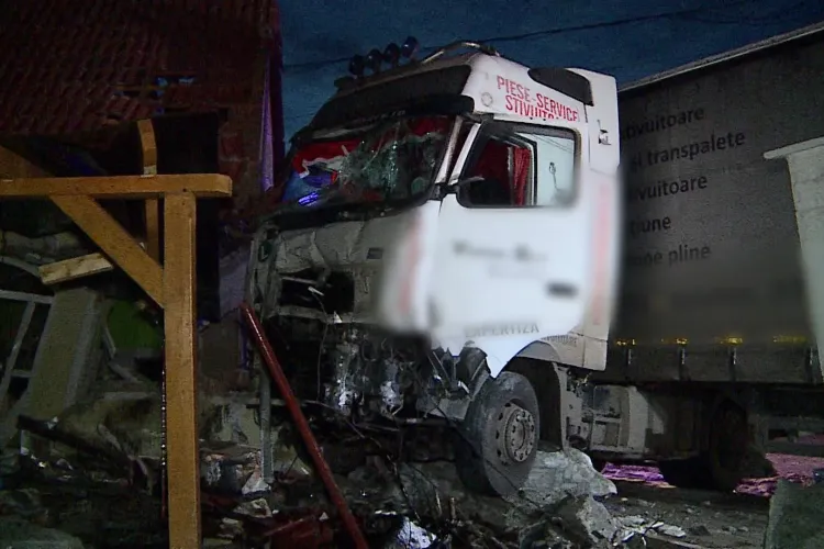 O familie dintr-o localitate din județul Mureş s-a trezit azi noapte cu un TIR în casă. Şoferul a pierdut controlul volanului şi a intrat în clădire