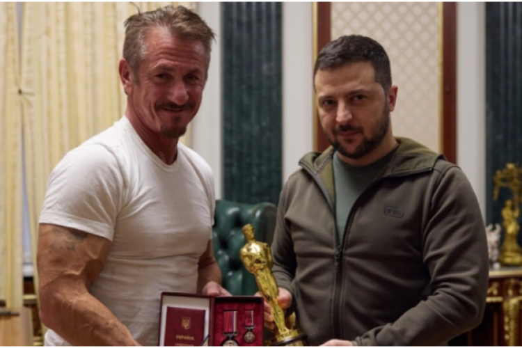 VIDEO/FOTO - Actorul american Sean Penn i-a dat Oscarul său lui Zelenski: „Când câștigi, adu-l înapoi în Malibu”
