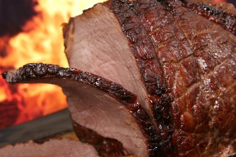 Avertisment privind falsurile alimentare în România: Chiar și carnea se poate falsifica, totul cu ajutorul aromelor de vită şi porc