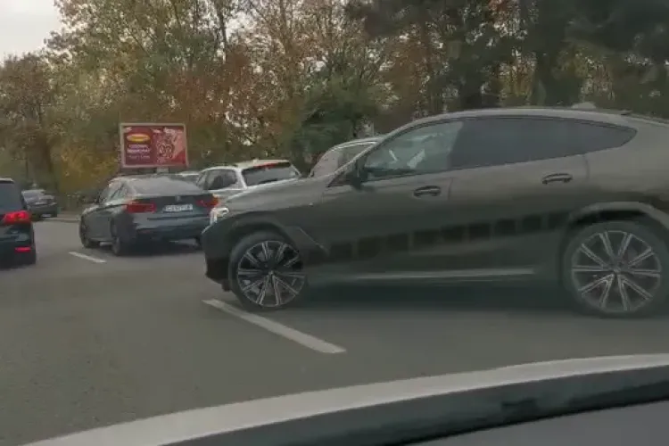 Aleea Slănic, blocată de mașinile care iau copiii de la școală - FOTO