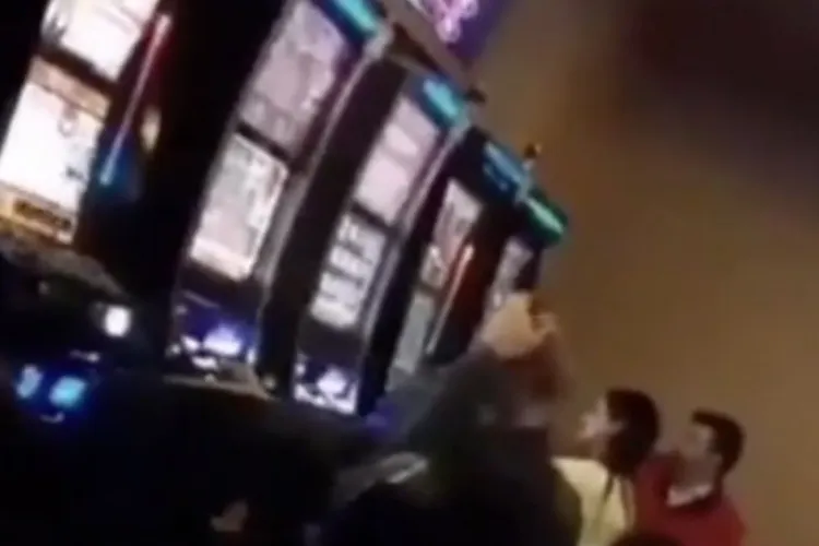 Primăriță, acuzată de localnici că a jucat la aparate banii locali, împreună cu soțul ei, preotul din sat